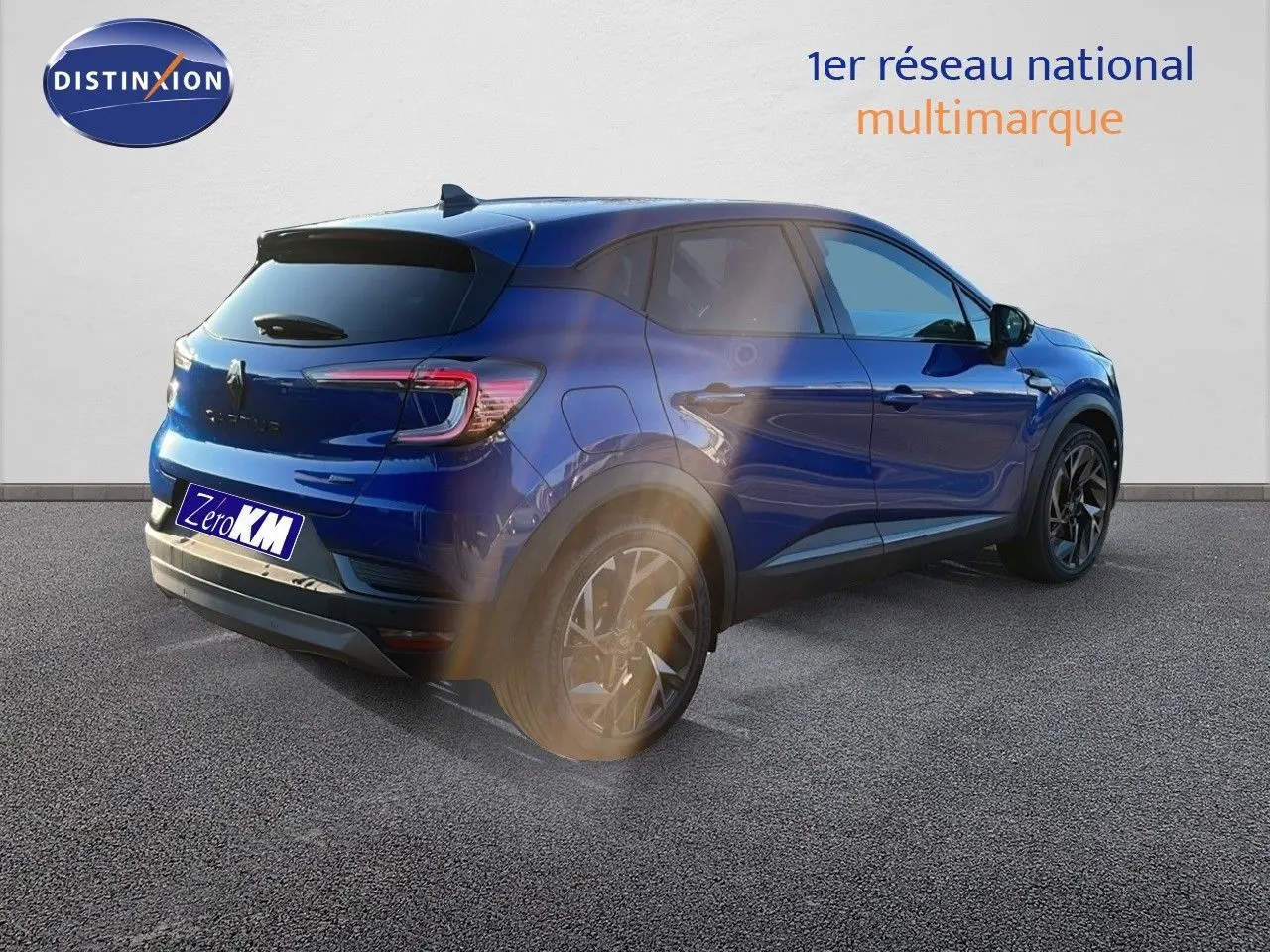 Renault Captur E-Tech hybride 2025 bleu Iron Metal toit noir, vue 3/4 arrière côté gauche avec jantes noires.