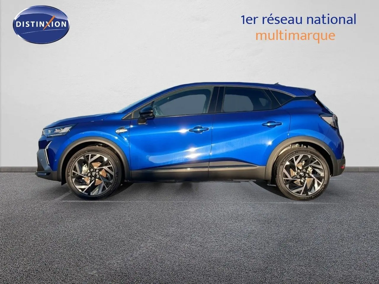 Profil côté gauche du Renault Captur E-Tech hybride 2025 en bleu Iron Metal avec toit noir et jantes 19 pouces biton.
