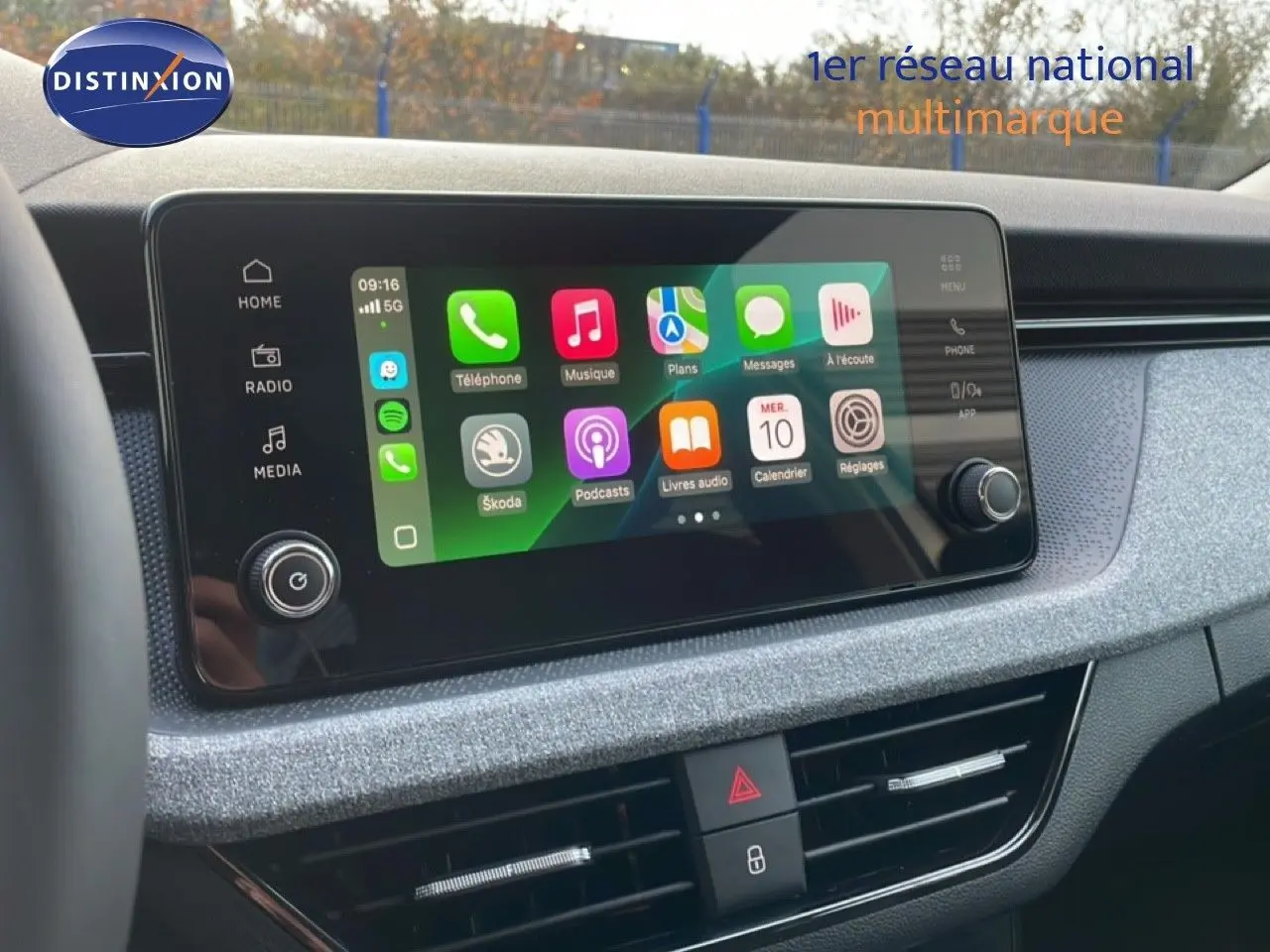 Écran tactile central affichant les applications connectées dans le tableau de bord gris du Skoda Kamiq 2025.