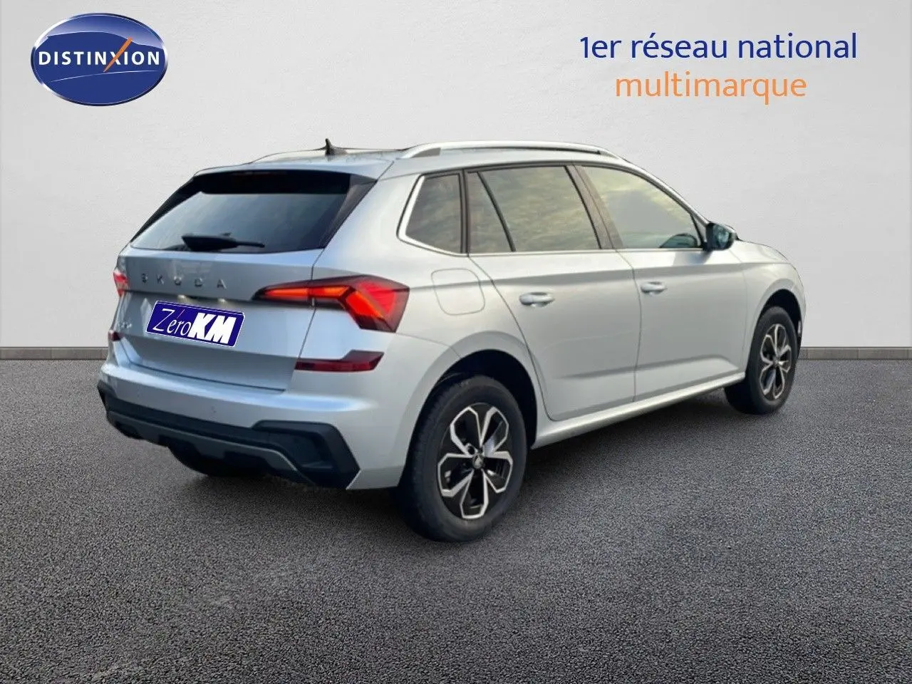Vue 3/4 arrière droite d'un Skoda Kamiq gris argent métallisé avec jantes alliage et vitres teintées.