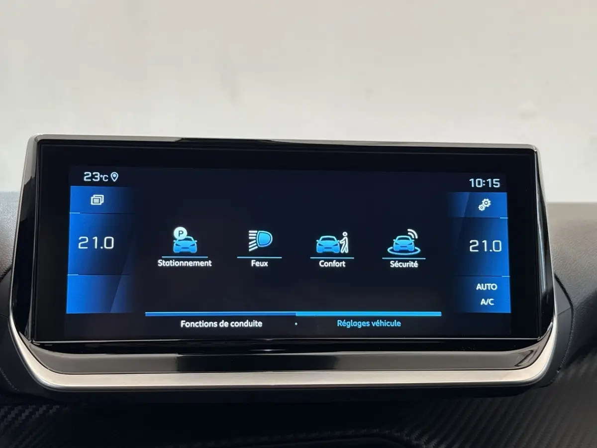 Écran tactile central de 10 pouces affichant les réglages de conduite dans un Peugeot 2008 gris clair de 2023.