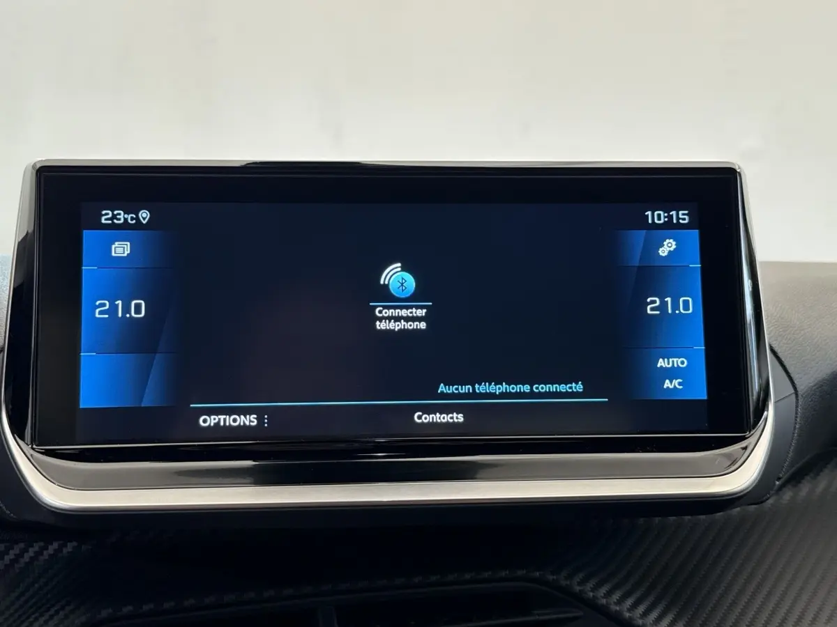 Écran tactile central du tableau de bord du Peugeot 2008 gris clair, affichant la connexion Bluetooth et la température à 21°C.