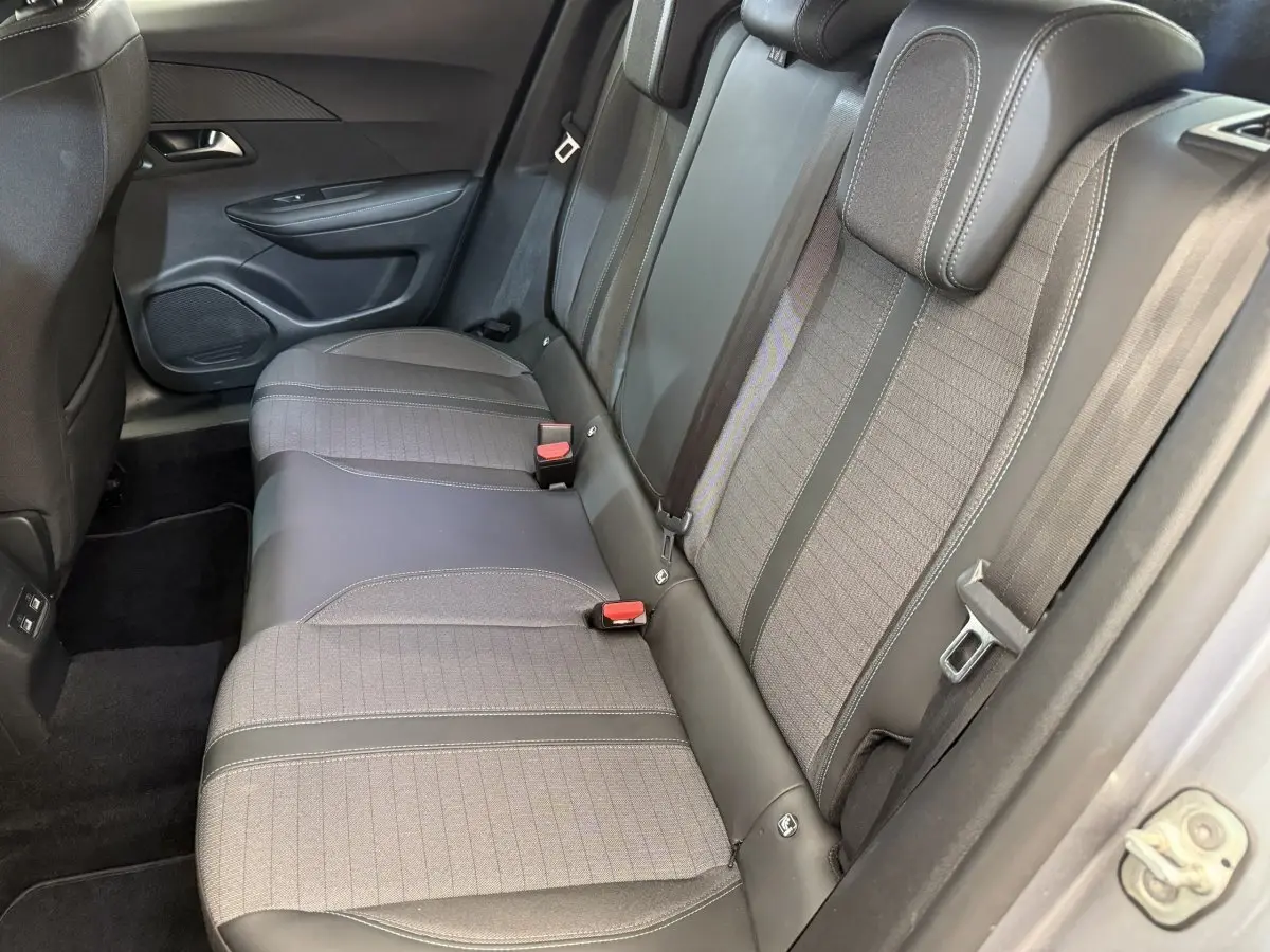 Vue intérieure côté droit des sièges arrière gris tissu et cuir du Peugeot 2008 PureTech 130 Allure 2023.