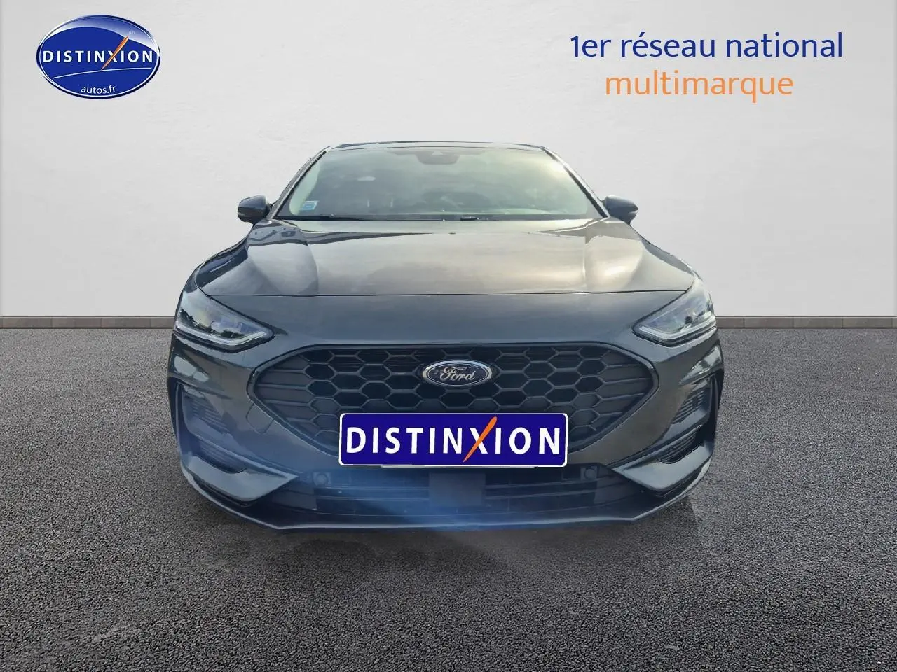 Vue frontale d'une Ford Focus gris magnétique avec calandre hexagonale et phares LED fins.