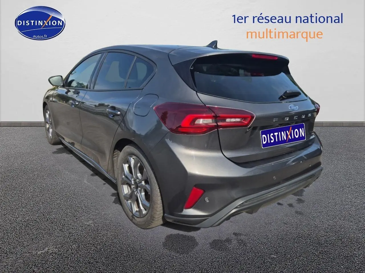 Ford Focus gris magnétique vue 3/4 arrière droit avec feux LED et becquet arrière sportif