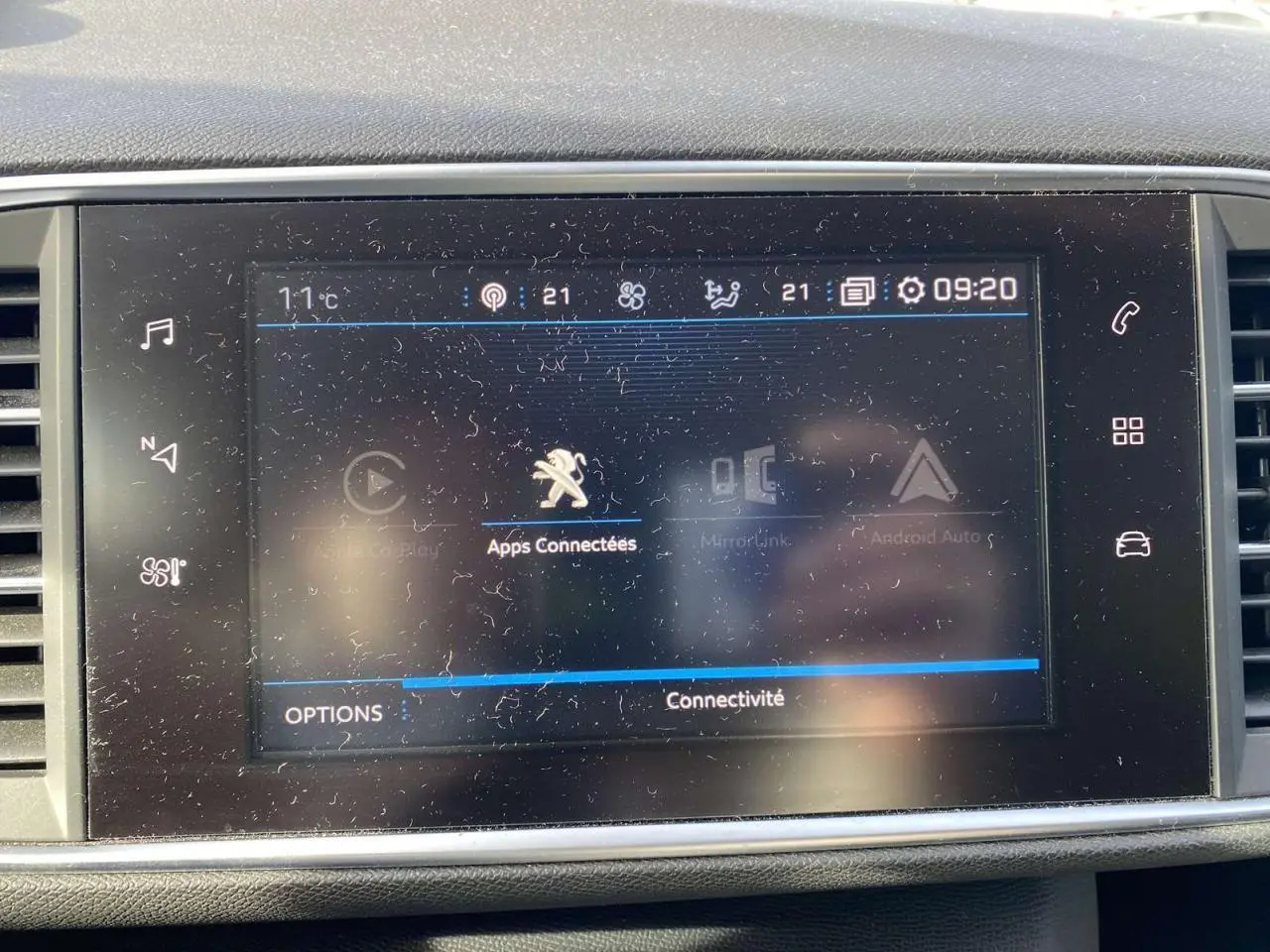 Écran tactile 9,7 pouces du tableau de bord de la Peugeot 308 blanc nacré, affichant les apps connectées.