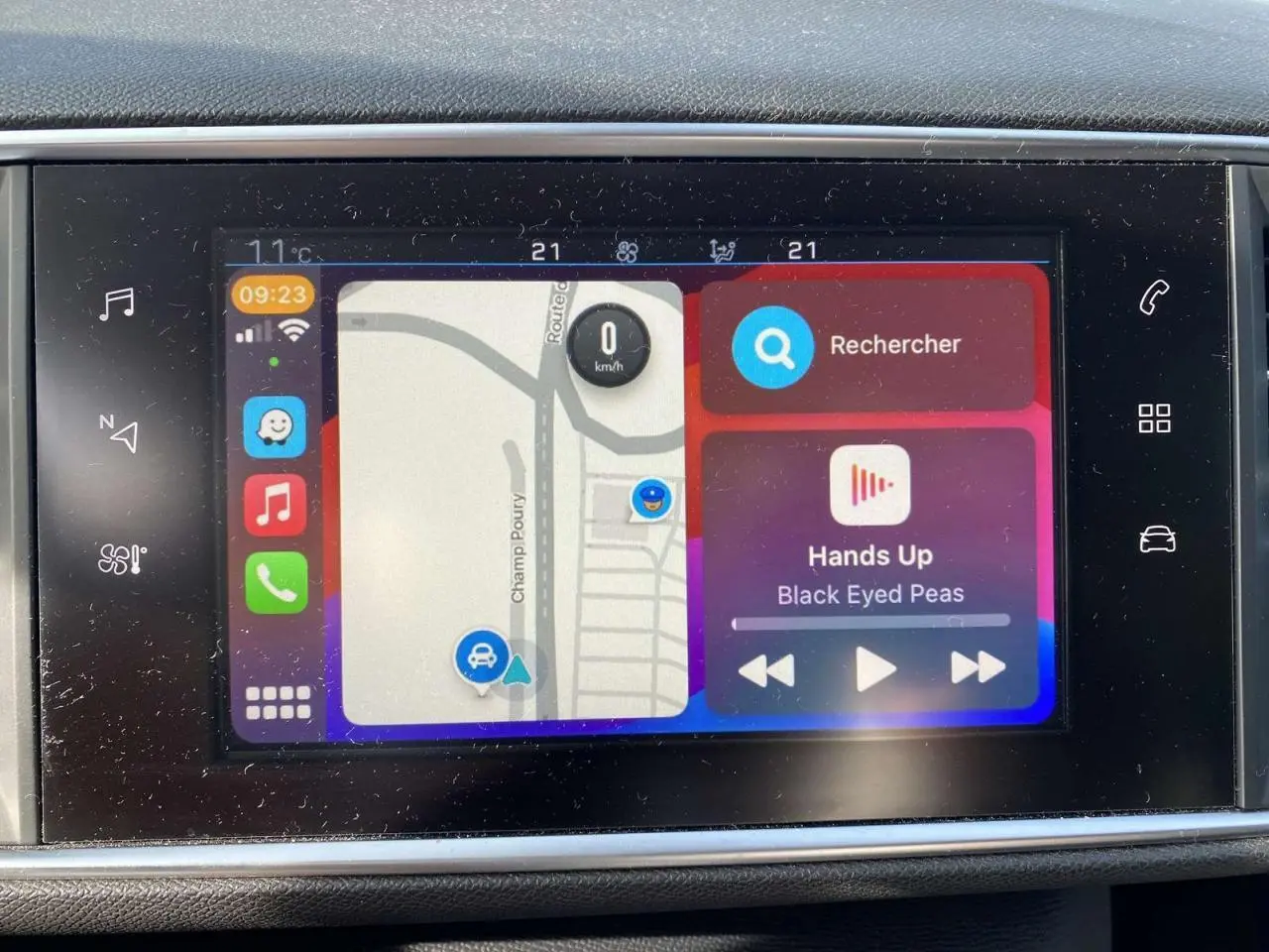 Écran tactile 9,7'' de la Peugeot 308 blanc nacré affichant navigation et musique en intérieur véhicule.