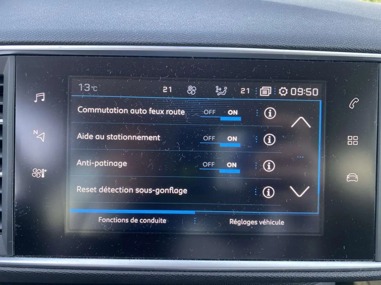 Écran tactile intérieur de la Peugeot 308 blanc nacré, affichant les réglages d’aide à la conduite.
