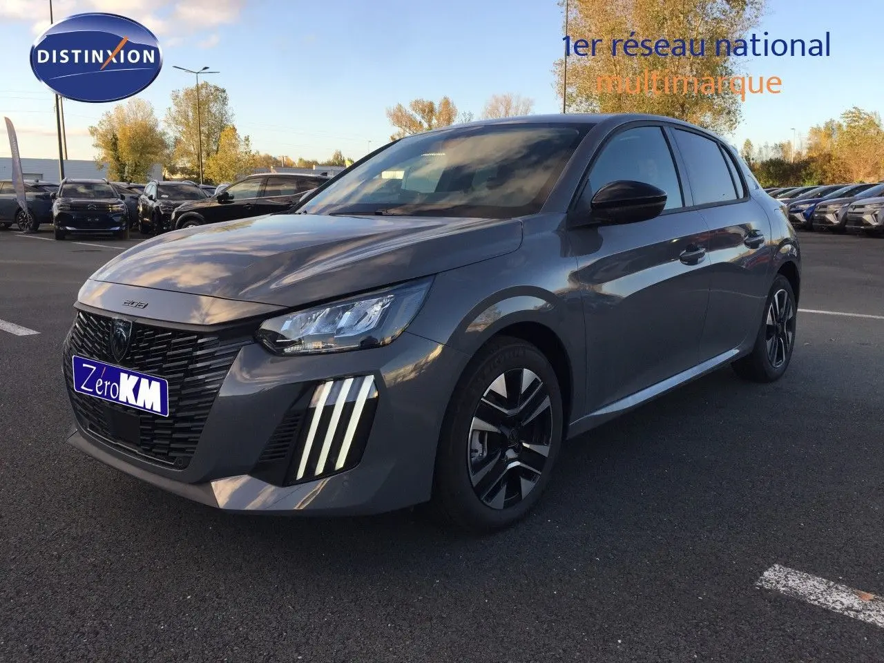 PEUGEOT 208 gris selenium métal vue 3/4 avant droit avec phares LED et calandre noire distinctive.