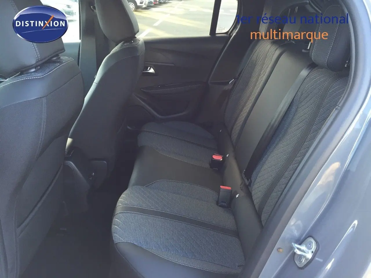 Vue intérieure côté droit sur les sièges arrière en tissu et cuir noir d'une Peugeot 208 gris selenium metal 2025 hybride.