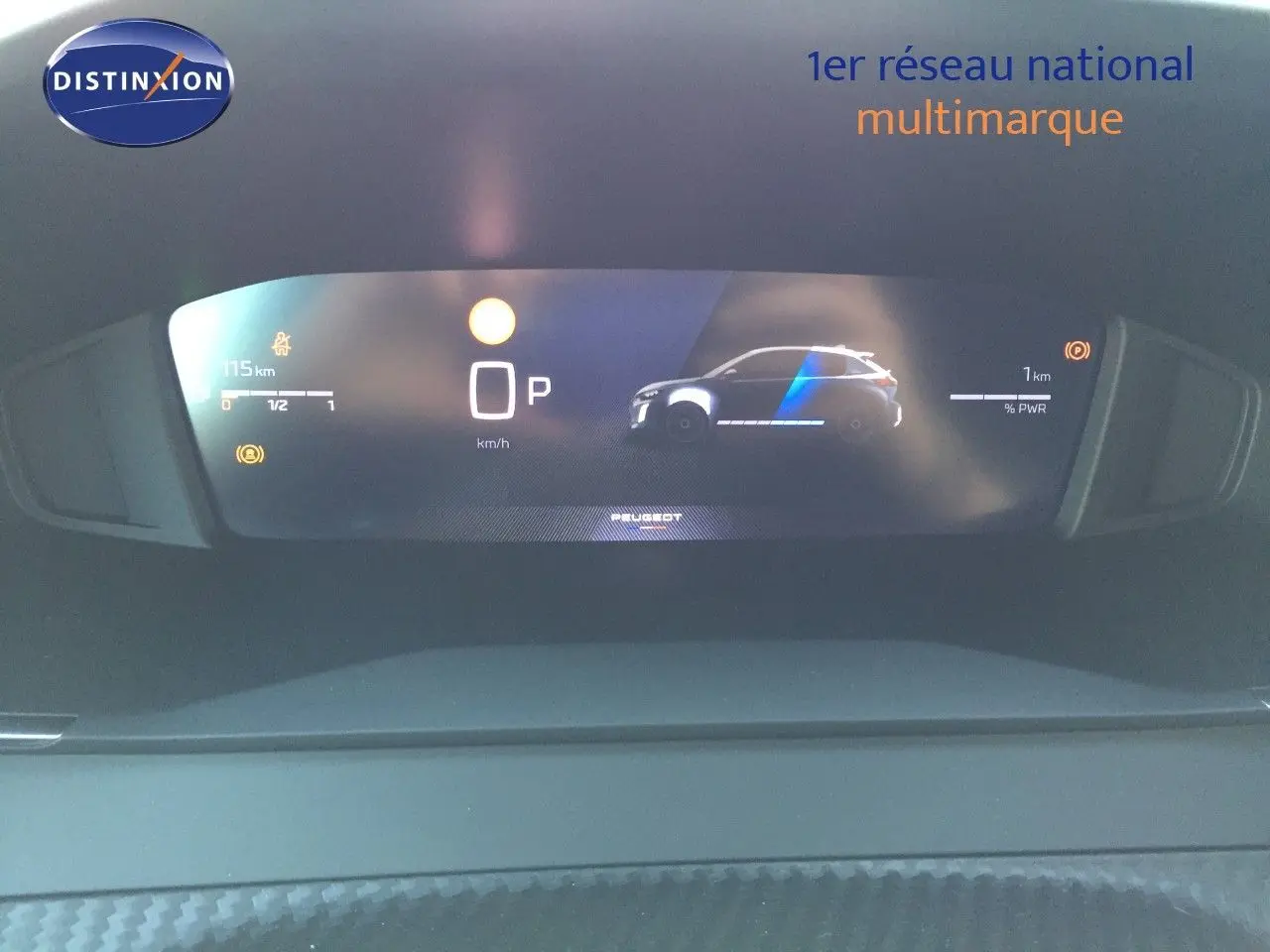 Tableau de bord numérique de Peugeot 208 hybride 2025 affichant la vitesse à l'arrêt et l'autonomie restante.