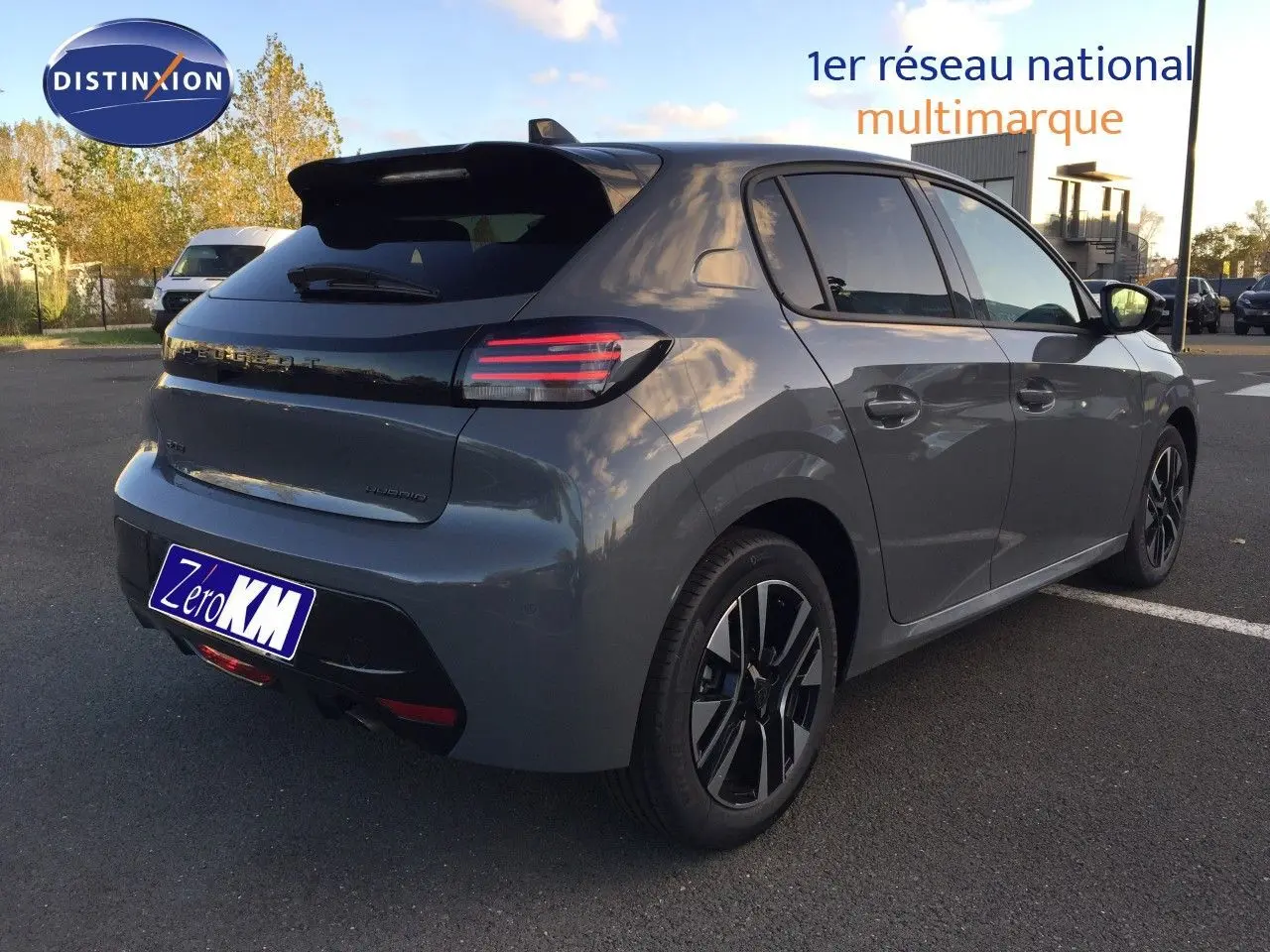 Peugeot 208 gris selenium métal vue 3/4 arrière droit, feux LED et jantes alliage noires visibles.