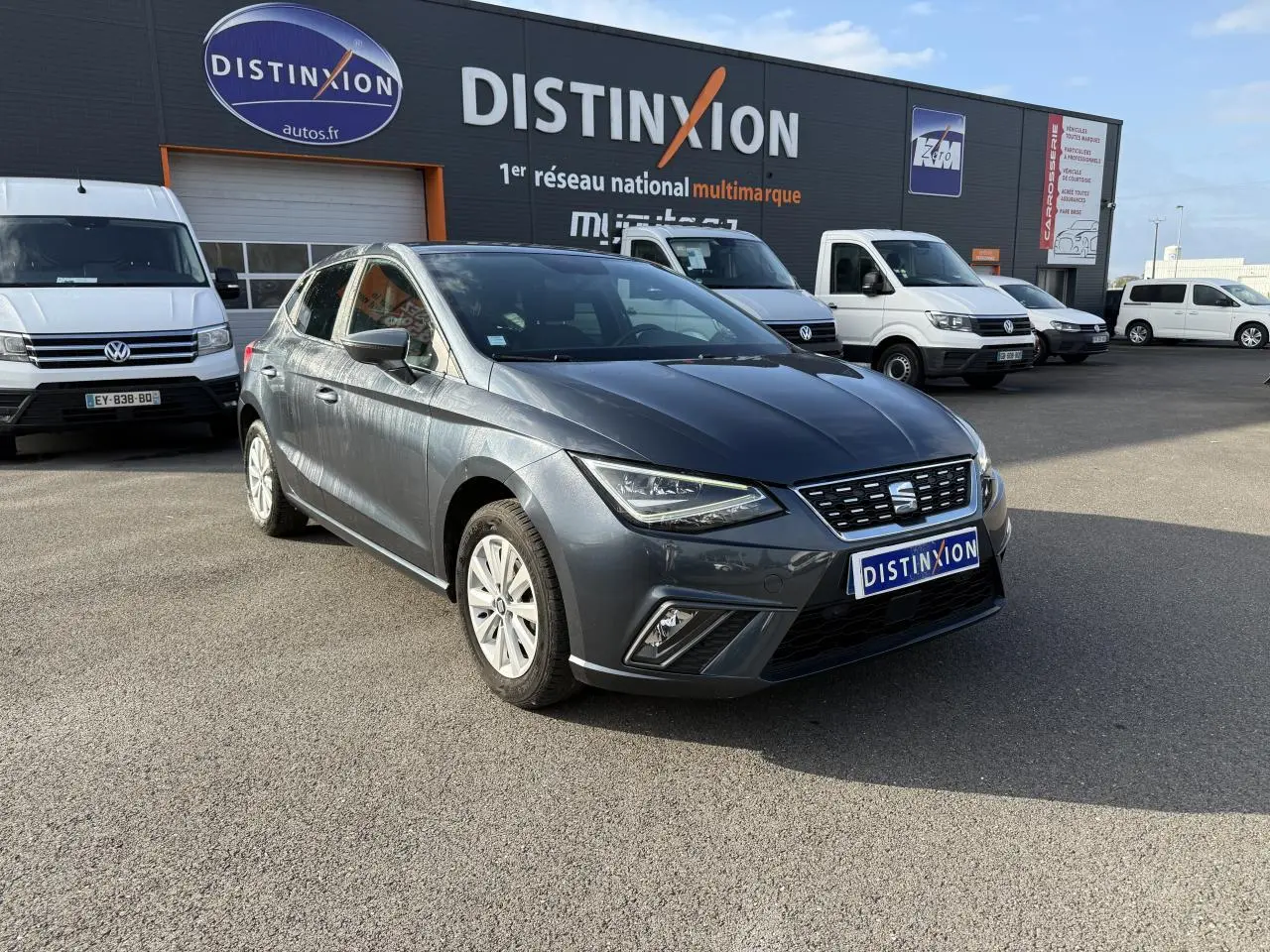 SEAT Ibiza 2019 gris Magnetic Tech vue 3/4 avant avec phares LED et calandre distinctive sur parking.