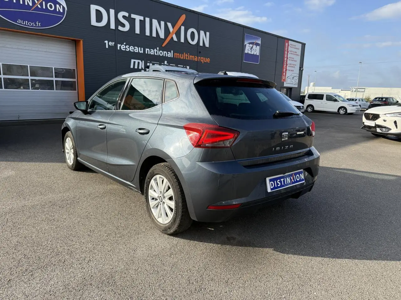 SEAT Ibiza 2019 Magnetic Tech vue 3/4 arrière droit, avec vitres arrière surteintées et feux arrière LED distinctifs.