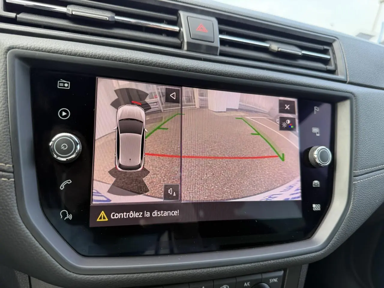 Écran tactile du système de navigation de la SEAT IBIZA 2019 montrant la caméra de recul et l'alerte de distance.