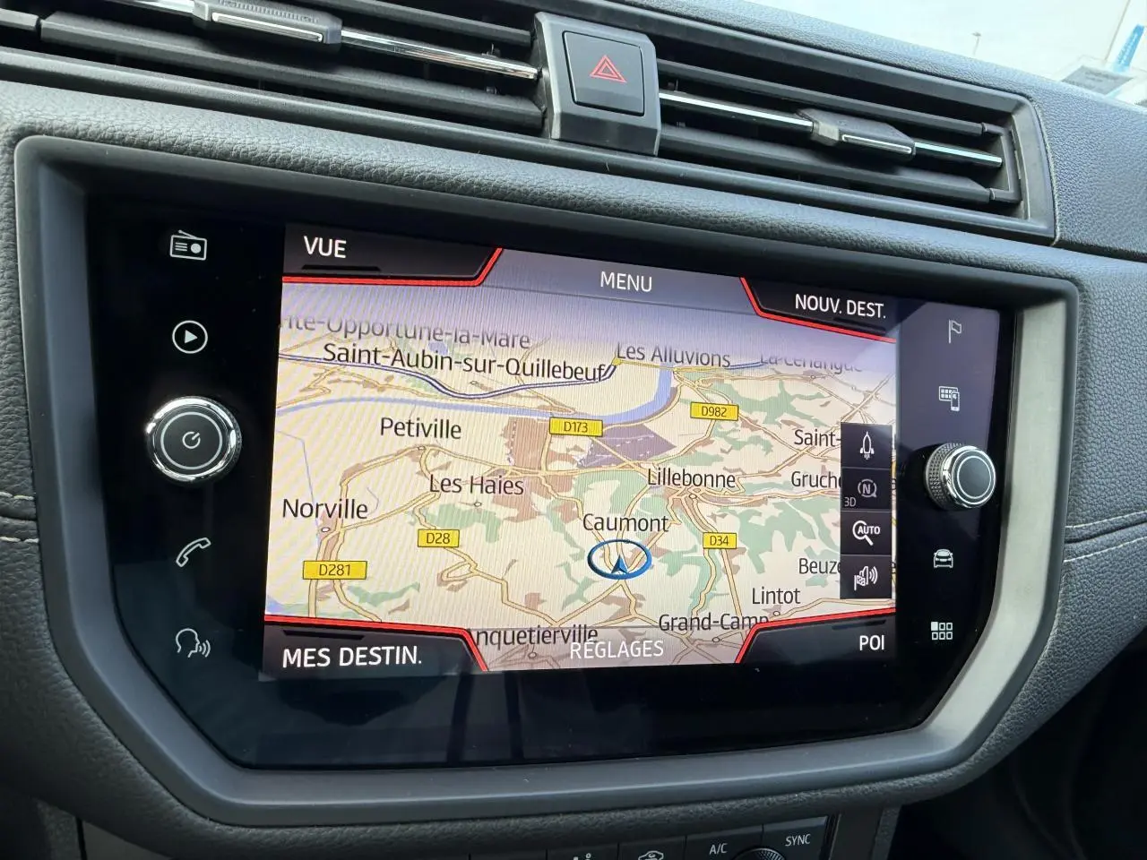 Écran tactile du système de navigation de la SEAT IBIZA 1.0 EcoTSI 95 Xcellence, vue intérieure centrale.