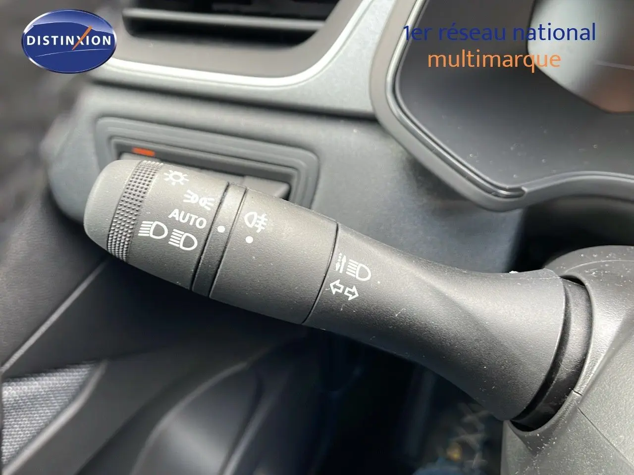 Le levier de commande des feux et clignotants dans l'habitacle du Renault Captur E-Tech hybride 2025.