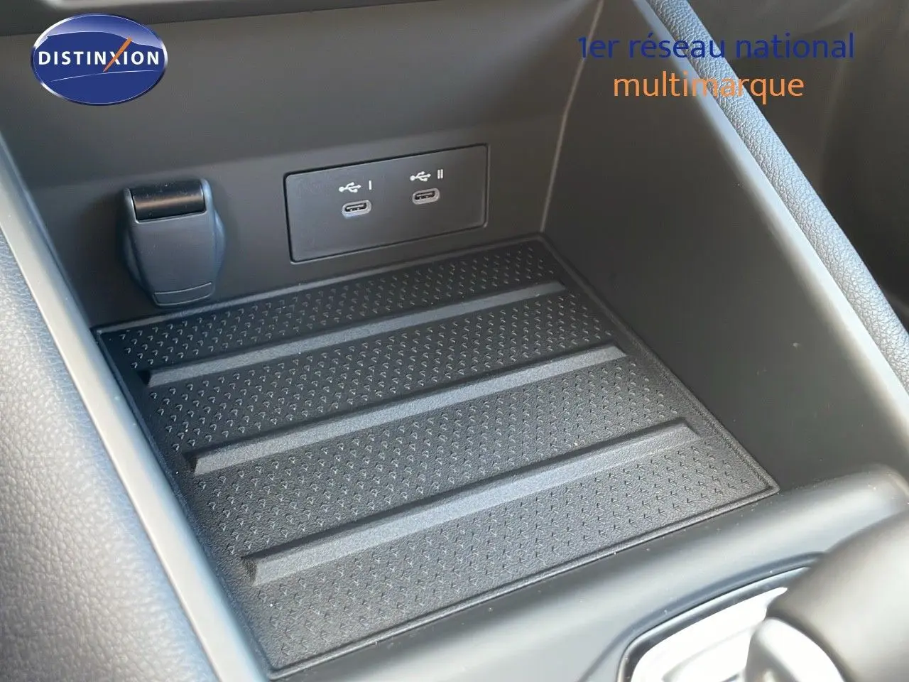 Gros plan sur la console centrale noire du Renault Captur E-Tech hybride 2025 avec ports USB-C doubles visibles.