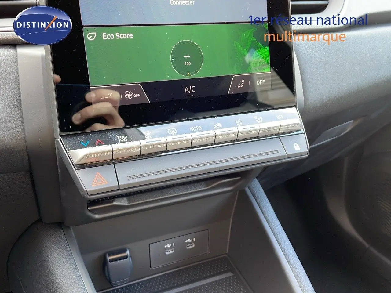 Vue rapprochée de la console centrale du Renault Captur E-Tech Hybrid 2025 avec écran tactile et commandes climatisation.