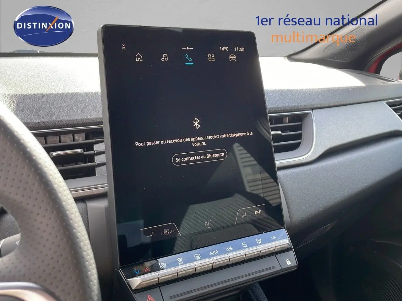 Vue rapprochée de l'écran tactile central du tableau de bord du Renault Captur E-Tech rouge passion avec toit noir.