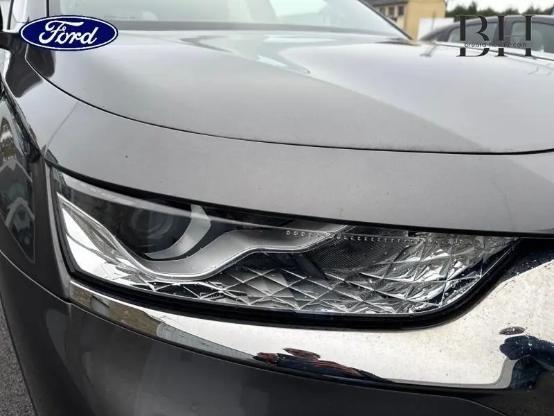 Gros plan sur le phare avant gauche du DS7 Crossback gris Platinium, soulignant son design moderne et ses détails chromés.