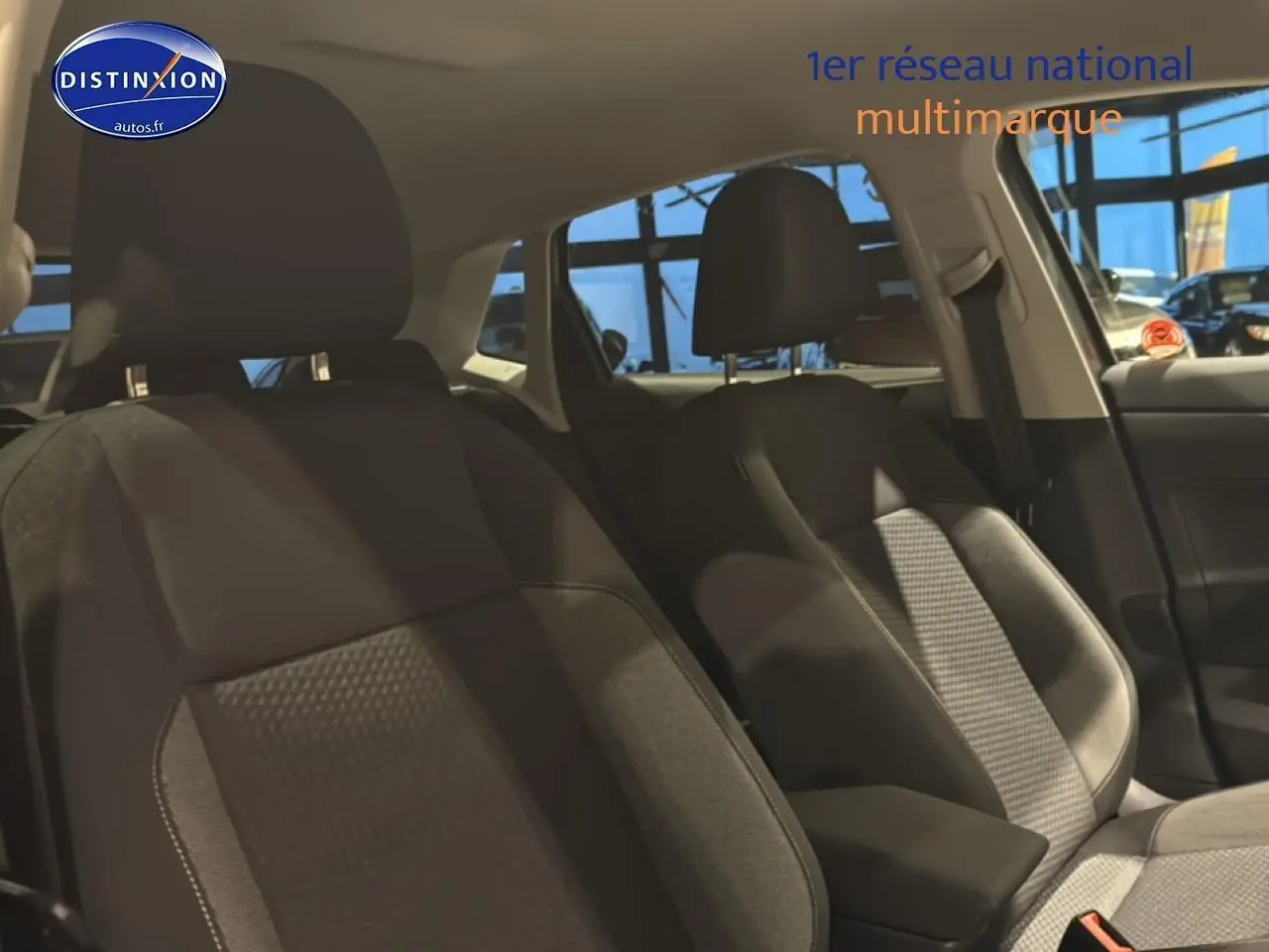 Vue intérieure côté avant droit montrant les sièges tissu noir de la Volkswagen Polo gris cendre 2025.