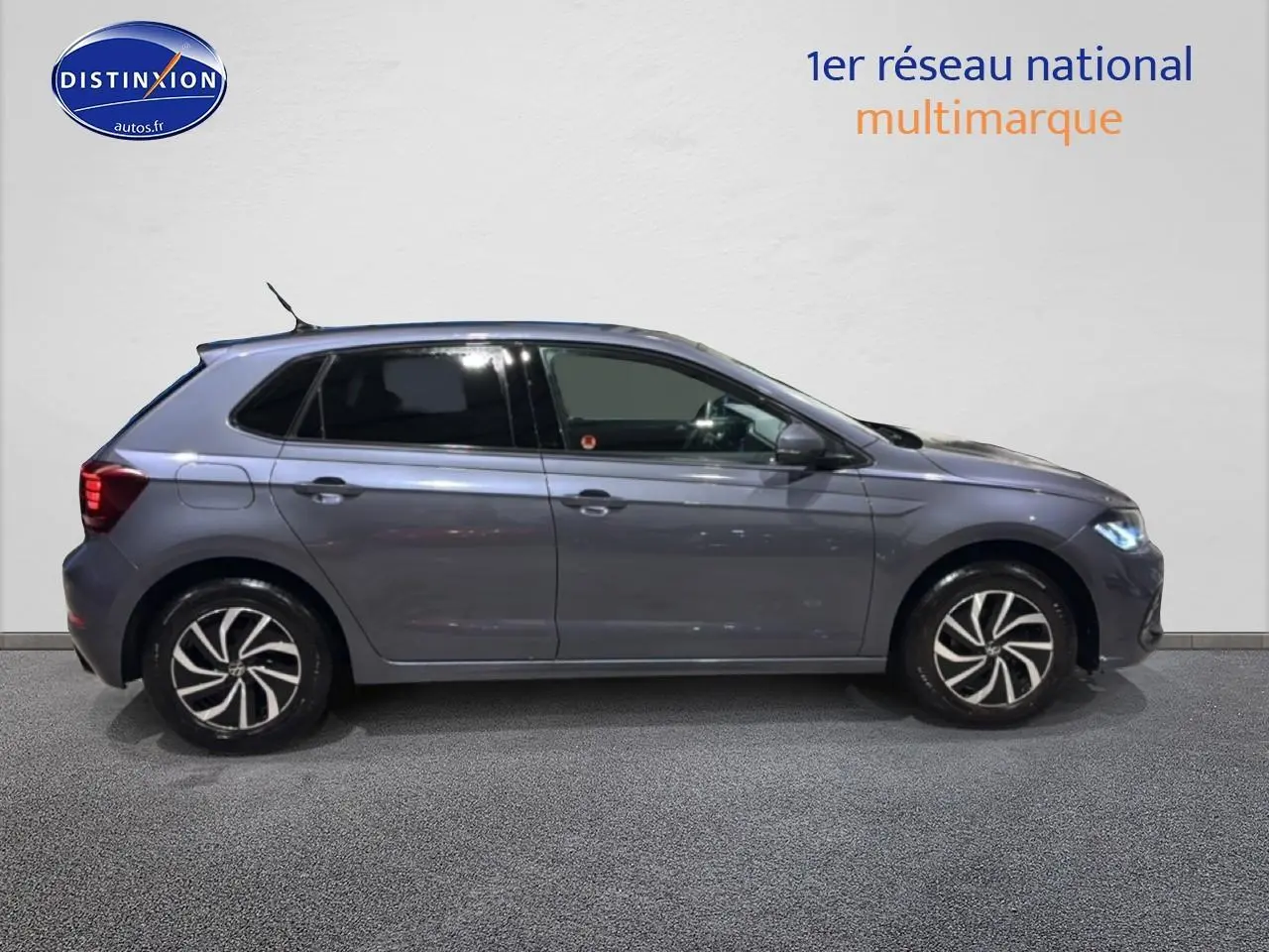 Profil droit d'une Volkswagen Polo gris cendre 2025 avec jantes alliage et feux LED allumés.