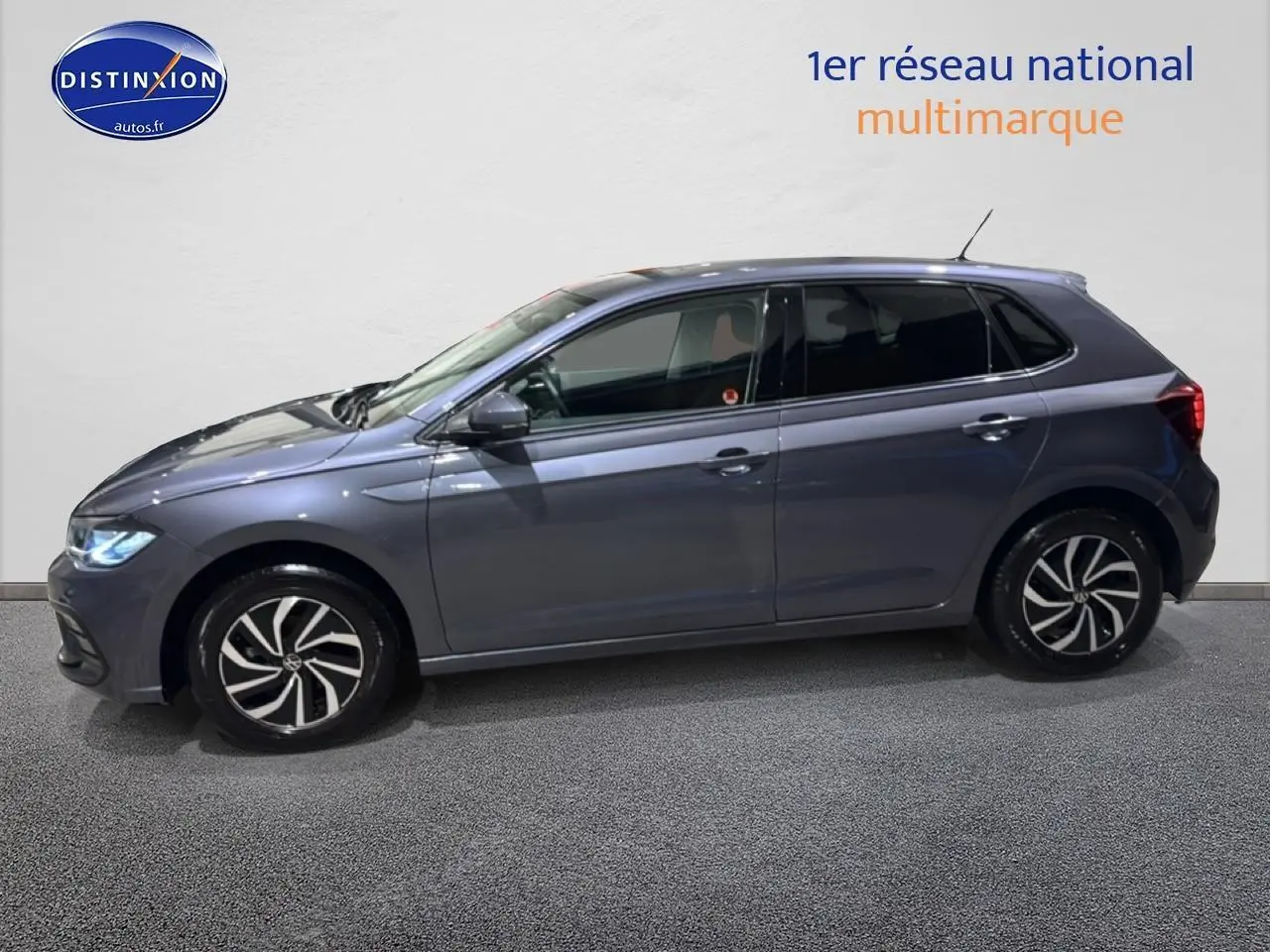 Profil droit d'une Volkswagen Polo gris cendre 2025 avec jantes alliage et vitres surteintées.