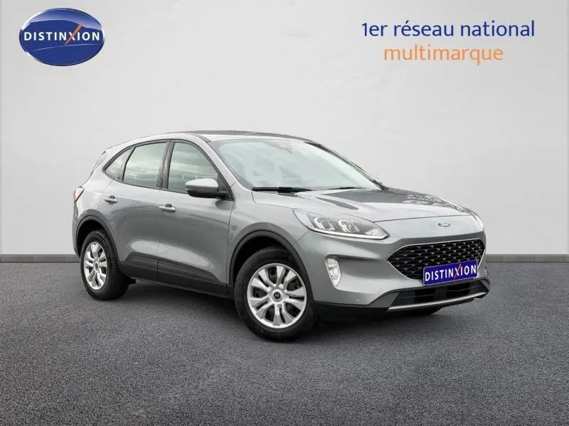 Vue 3/4 avant droite d'un Ford Kuga gris clair 2024 avec calandre noire et jantes alliage, version Titanium essence.