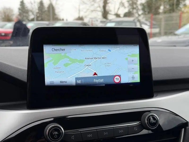 Écran tactile central du Ford Kuga 1.5 EcoBoost 2024 affichant la navigation, vue intérieure avant en gris et noir.