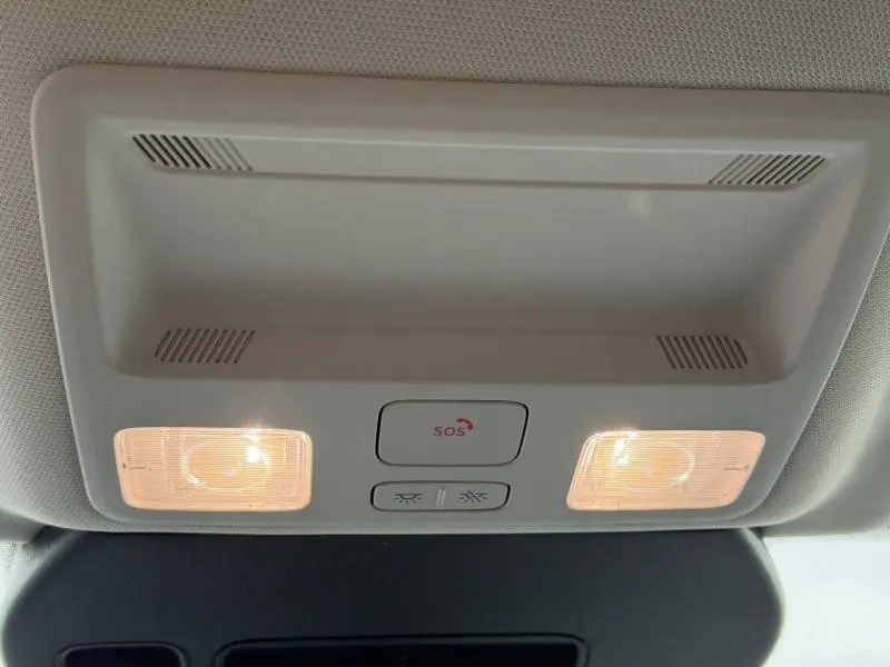 Détail du plafonnier intérieur avec éclairage et bouton SOS du Ford Kuga 1.5 EcoBoost 2024, vue de dessous.