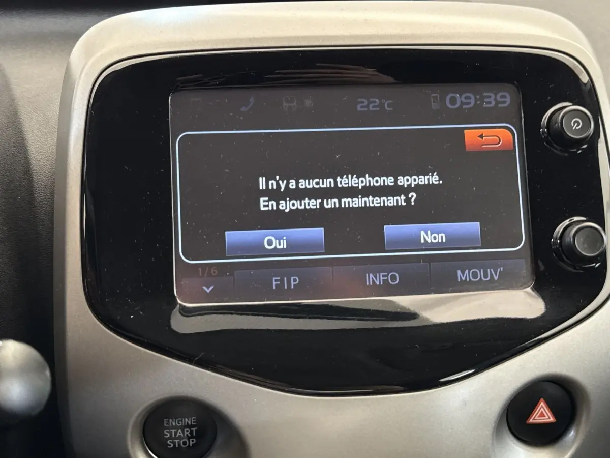 Écran tactile central de la Toyota Aygo 2017 gris clair affichant un message d’appairage téléphone.