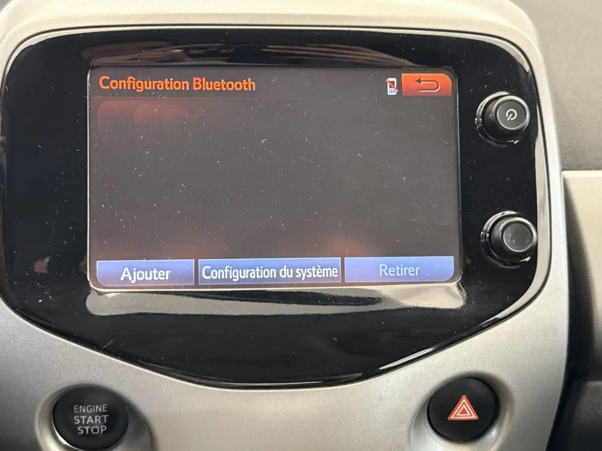 Écran tactile central de la Toyota Aygo 2017 montrant le menu de configuration Bluetooth, entouré de boutons noirs.