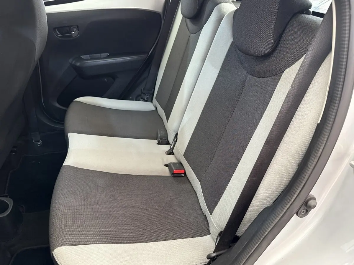 Vue intérieure côté droit sur la banquette arrière bicolore gris clair et foncé de la Toyota Aygo 2017.