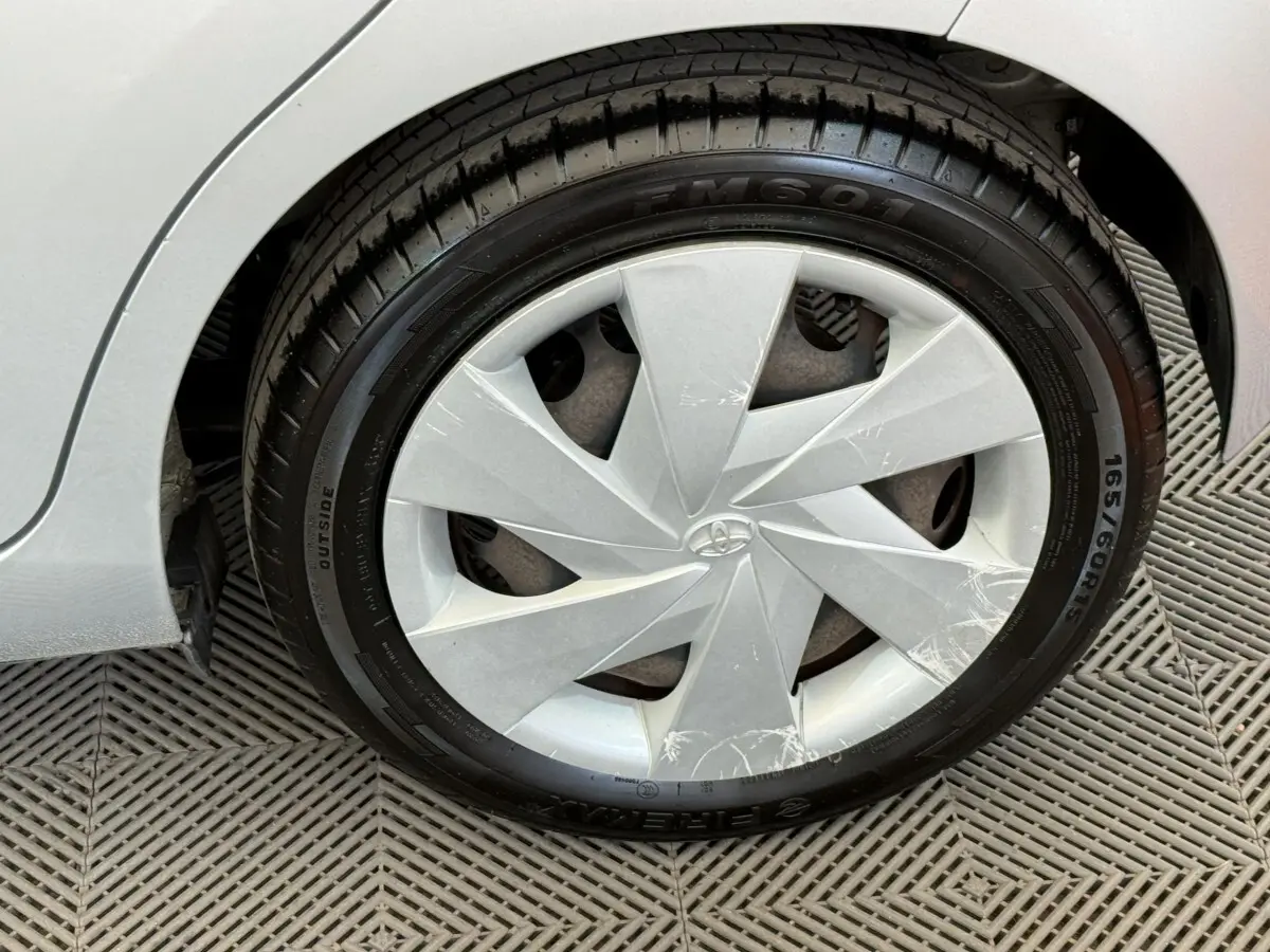Gros plan sur la roue avant droite grise d'une Toyota Aygo 2017 avec enjoliveur au design géométrique.