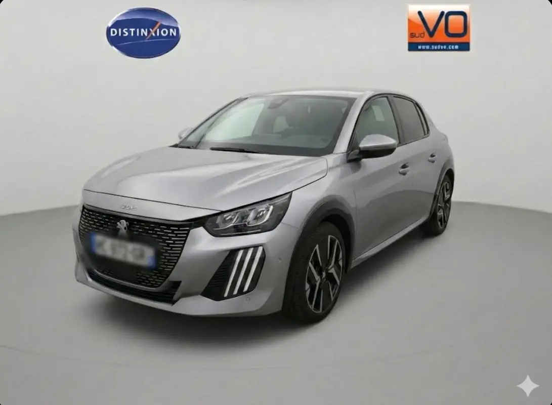 Peugeot 208 Hybrid gris vue 3/4 avant droit avec jantes alliage 17 pouces et calandre distinctive noire.