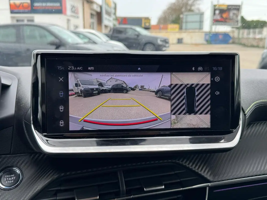 Écran tactile intérieur montrant la caméra de recul et vue 360° dans une Peugeot 208 gris, version Hybrid 110 e-DCS6 GT.