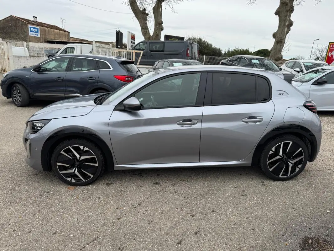 Peugeot 208 Hybrid 110 e-DCS6 GT gris vue de profil côté gauche, avec jantes alliage 17 pouces et vitres teintées.