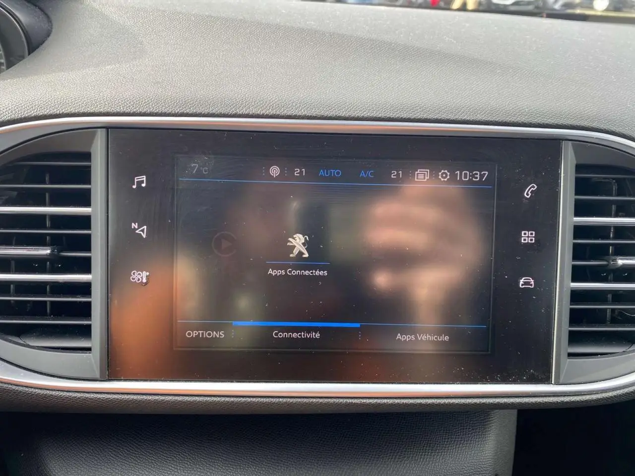 Écran tactile central de la Peugeot 308 2018 affichant les applications connectées, entouré de grilles d'aération noires.