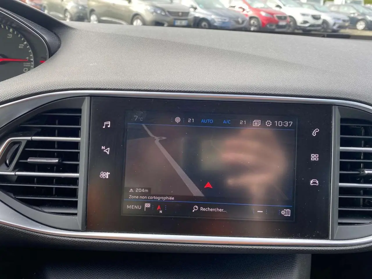 Vue rapprochée de l'écran tactile central du tableau de bord de la Peugeot 308 style 2018 avec navigation connectée affichée.