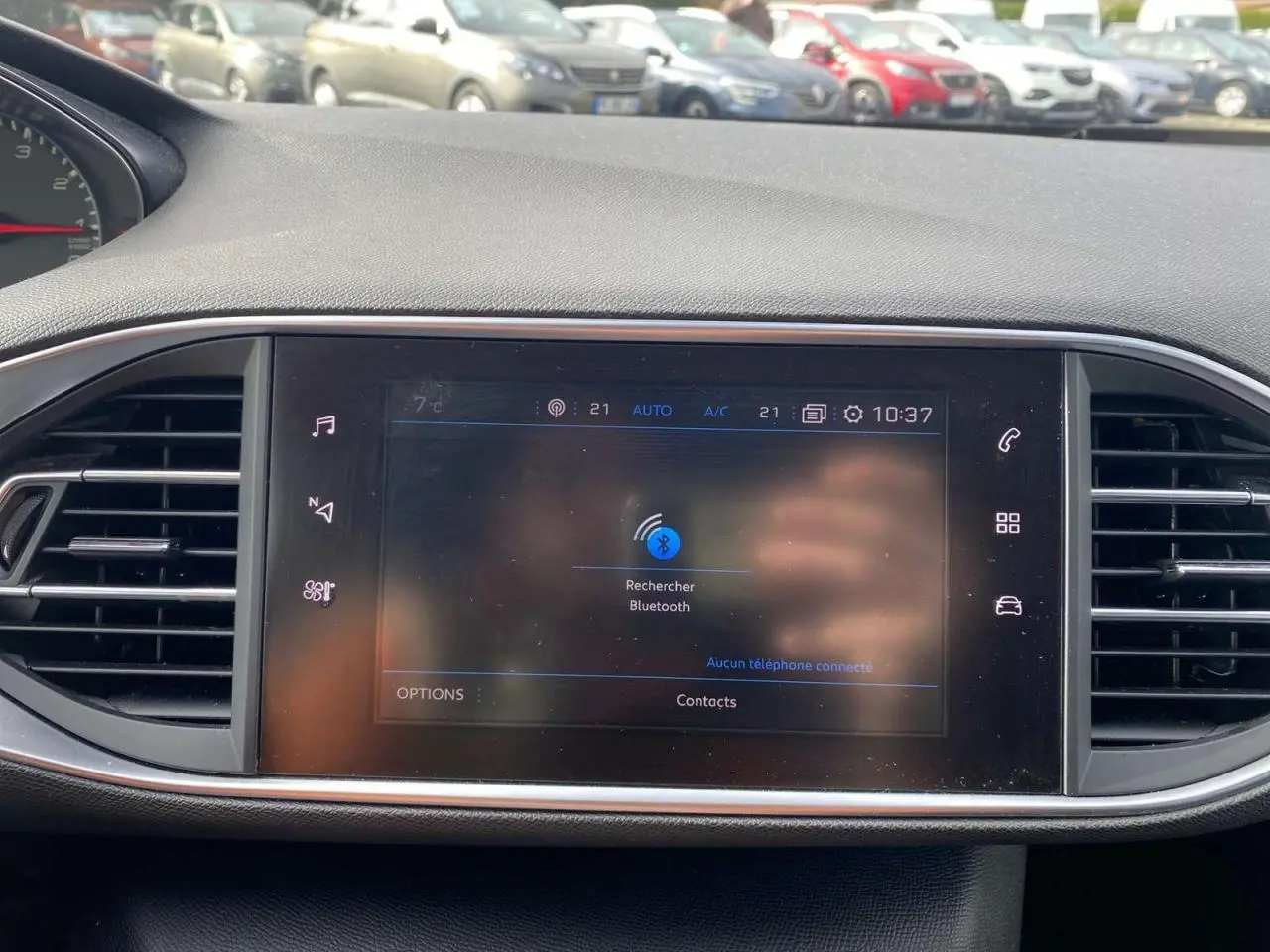 Écran tactile central de la Peugeot 308 2018 affichant la recherche Bluetooth, entouré de grilles d'aération noires.