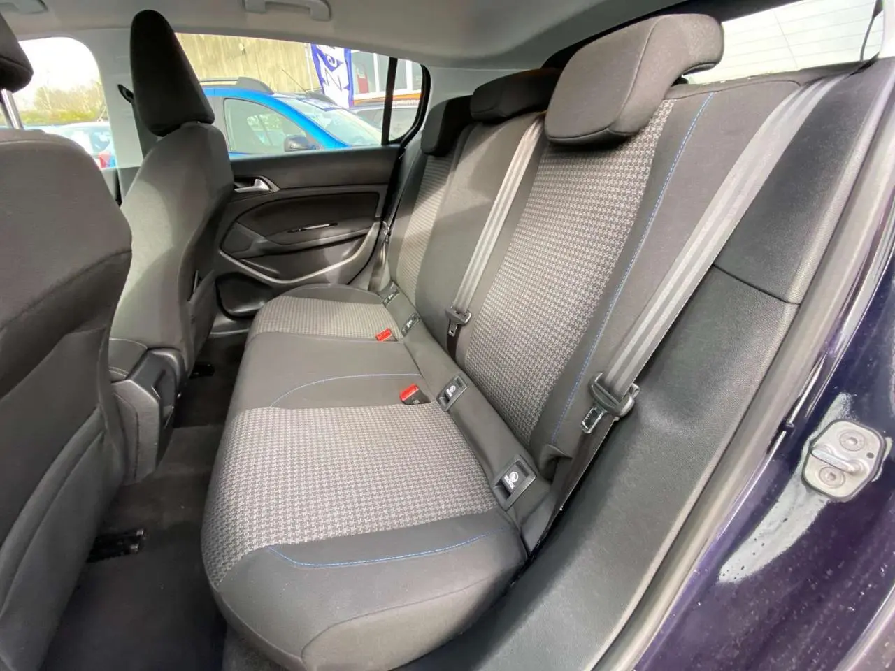 Vue intérieure côté droit sur la banquette arrière grise à motifs de la Peugeot 308 Dark Blue 2018.
