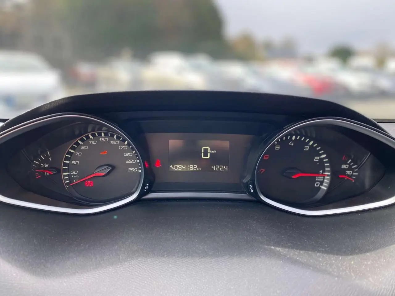 Vue rapprochée du tableau de bord de la Peugeot 308 2018, affichant le compteur et l'odomètre numérique.