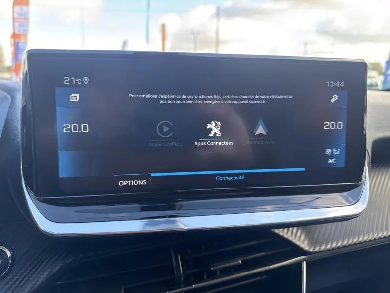 Écran tactile central du tableau de bord du Peugeot 2008 2020, affichant les options connectées et la température à 20°C.