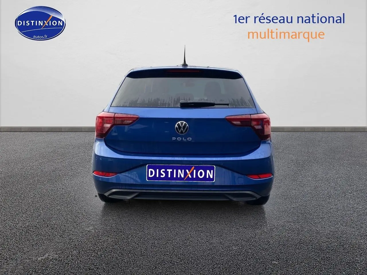 Vue arrière d'une Volkswagen Polo 1.0 TSI 95 VW Edition bleu récif avec feux arrière LED et antenne de pavillon.