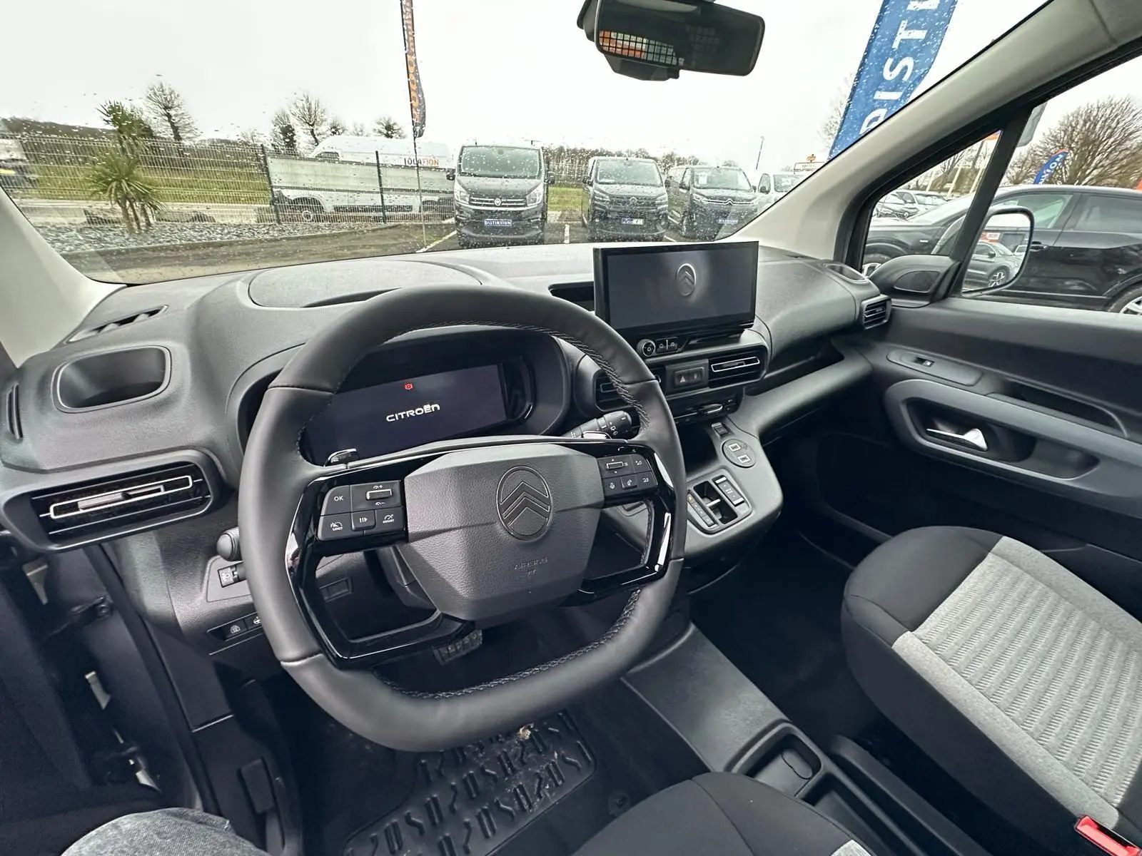 Vue intérieure côté conducteur du Citroën Berlingo gris Artense 2025, avec tableau de bord digital et écran tactile central.