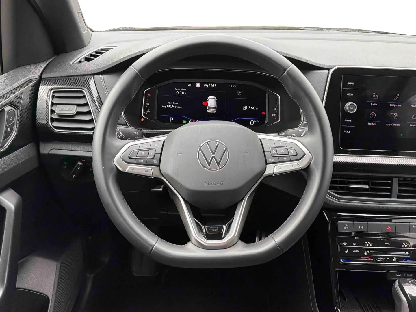 Vue intérieure centrée sur le volant cuir multifonction et le tableau de bord digital du Volkswagen T-Cross gris.