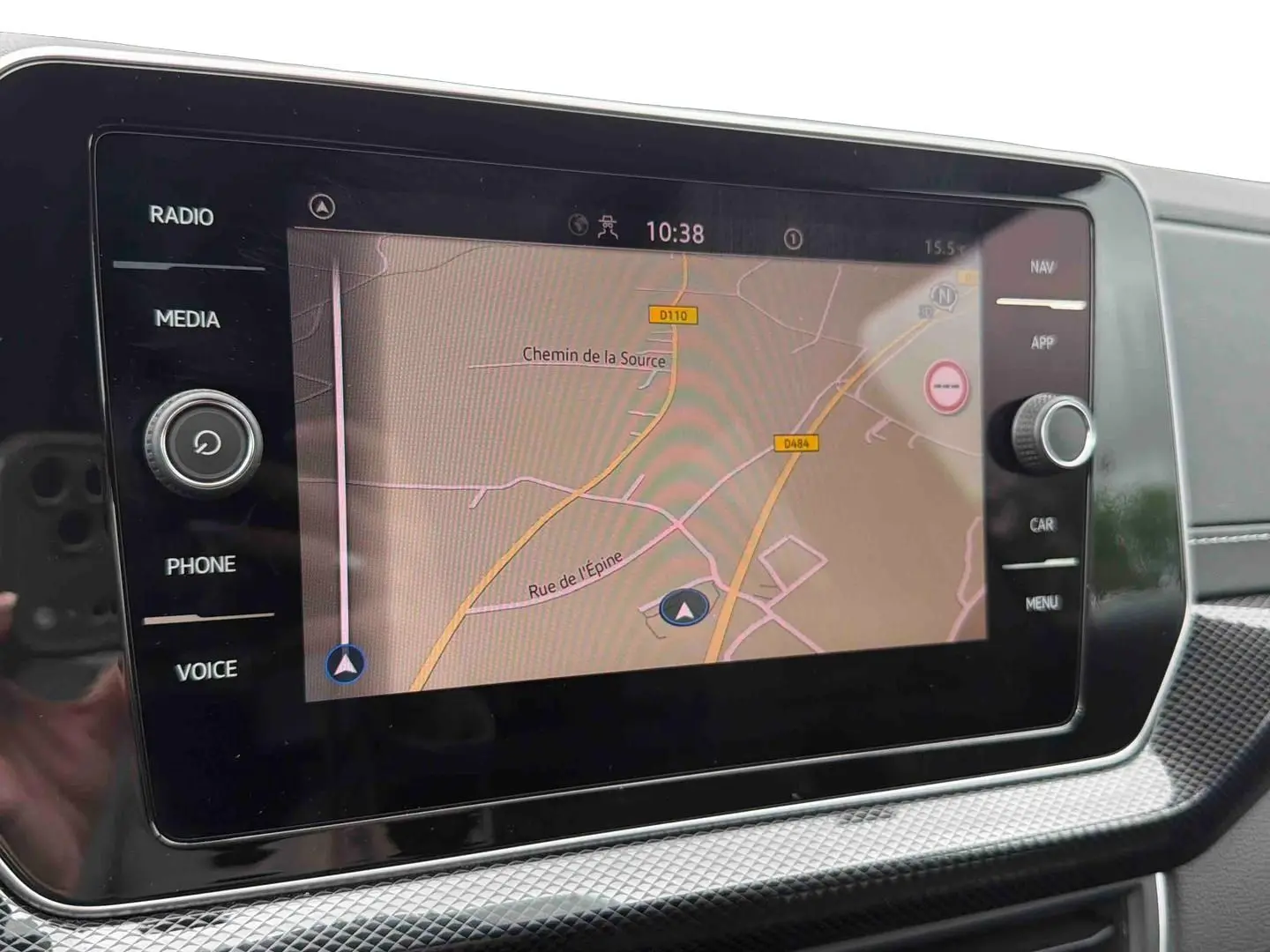 Écran tactile central du Volkswagen T-Cross gris 2025 affichant la navigation avec carte en vue rapprochée.