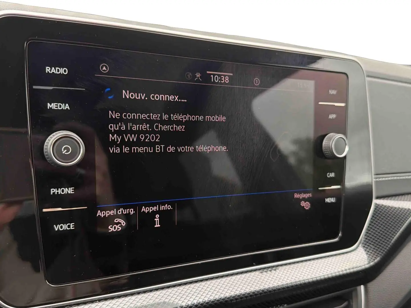 Écran tactile central du Volkswagen T-Cross gris, affichant le menu de connexion Bluetooth, vue rapprochée intérieure.
