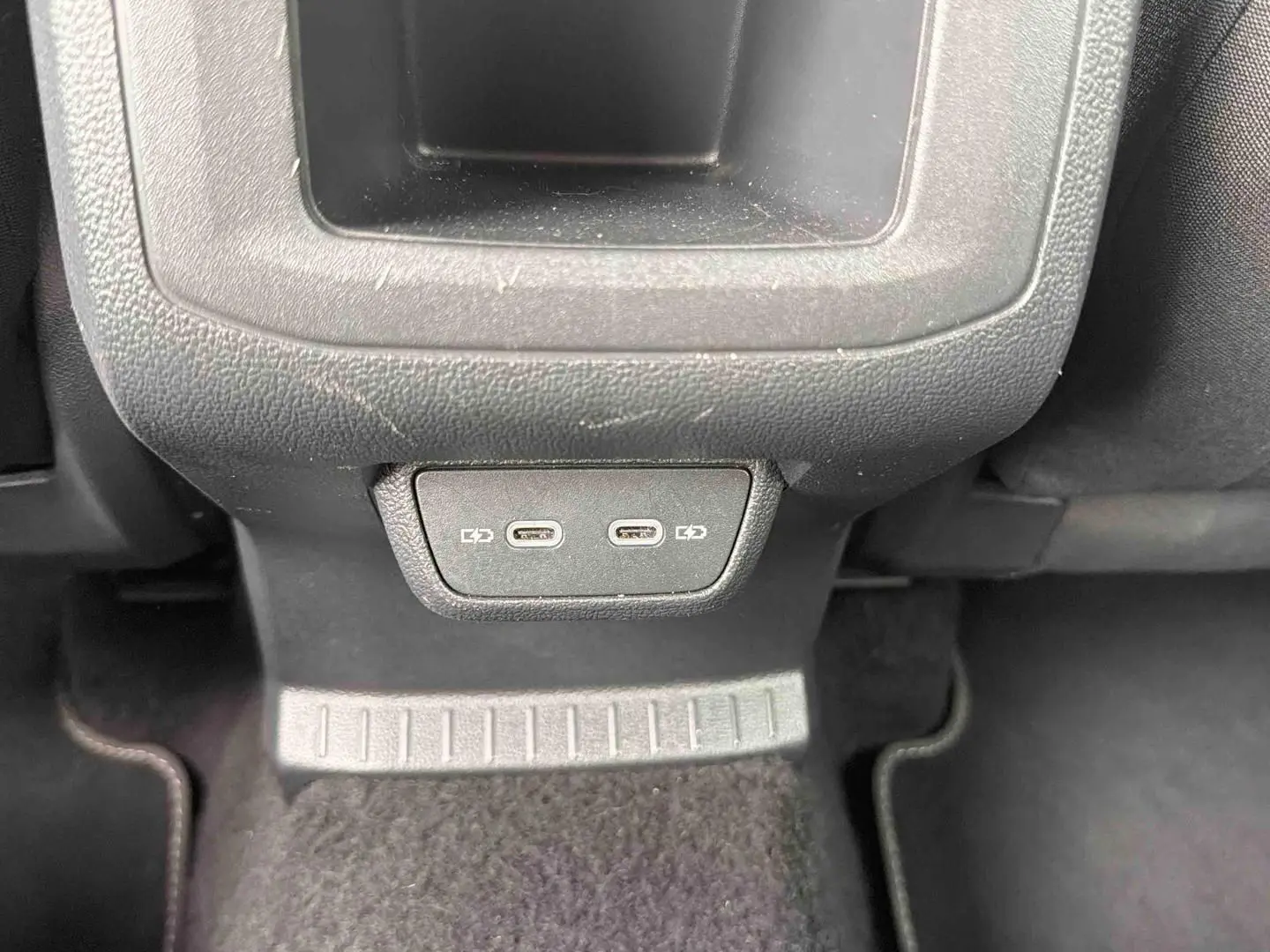 Gros plan sur les ports USB-C doubles situés à l'arrière de la console centrale du Volkswagen T-Cross gris.